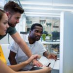 formateur avec 2 stagiaires Formation informatique